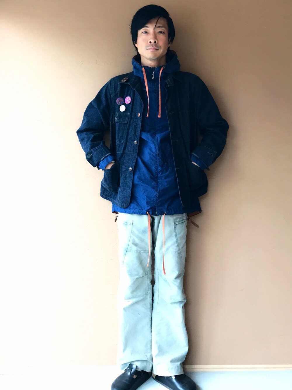 「パーカー、ootd、ネイビー×ホワイト、streetstyle、はるコーデ、大人カジュアル、バッジ」｜「BEAMS PLUSの◎dip×BEAMS PLUS / 別注 ガーメントダイ ジップコート （ブルゾン、ブルー系）」を使った、白川透さん（メンズ・175cm）の冬コーディネートの1枚目の写真