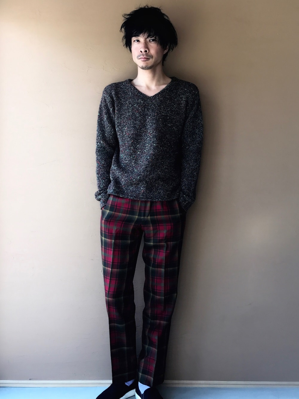 「春コーデ、休日スタイル、キレイめ、ラフ、ZARA、素肌にニット」｜「BEAMS PLUSのアイテム（ニット/セーター、その他）」を使った、白川透さん（メンズ・175cm）の冬コーディネートの1枚目の写真