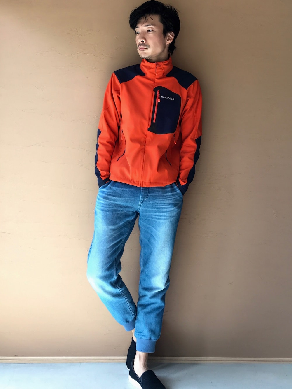 「デニムパンツ、ジョガーパンツ、スニーカー、sneakers、ゆるコーデ、シンプルコーデ」｜「mont-bellのアイテム（マウンテンパーカー、オレンジ系）」を使った、白川透さん（メンズ・175cm）の冬コーディネートの1枚目の写真
