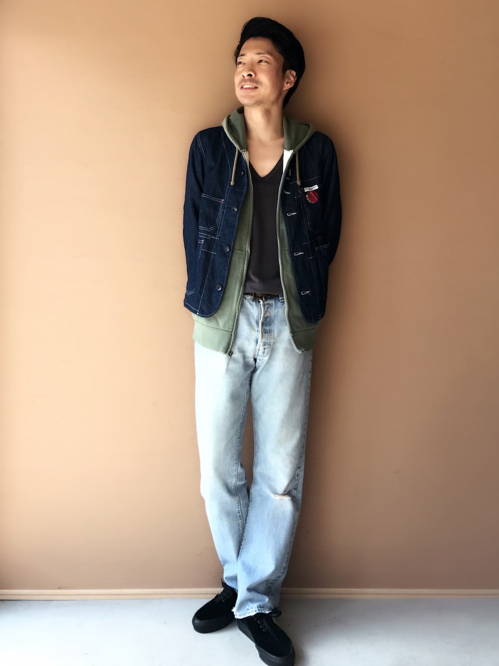 「ドラフトリーバイス、はるコーデ、スニーカー、デニム、シンプル、エンジニアードガーメンツ、パーカー、古着、リーバイス、ジーンズ」｜「Levi'sのアイテム（デニムパンツ、ブルー系）」を使った、白川透さん（メンズ・175cm）の冬コーディネートの1枚目の写真