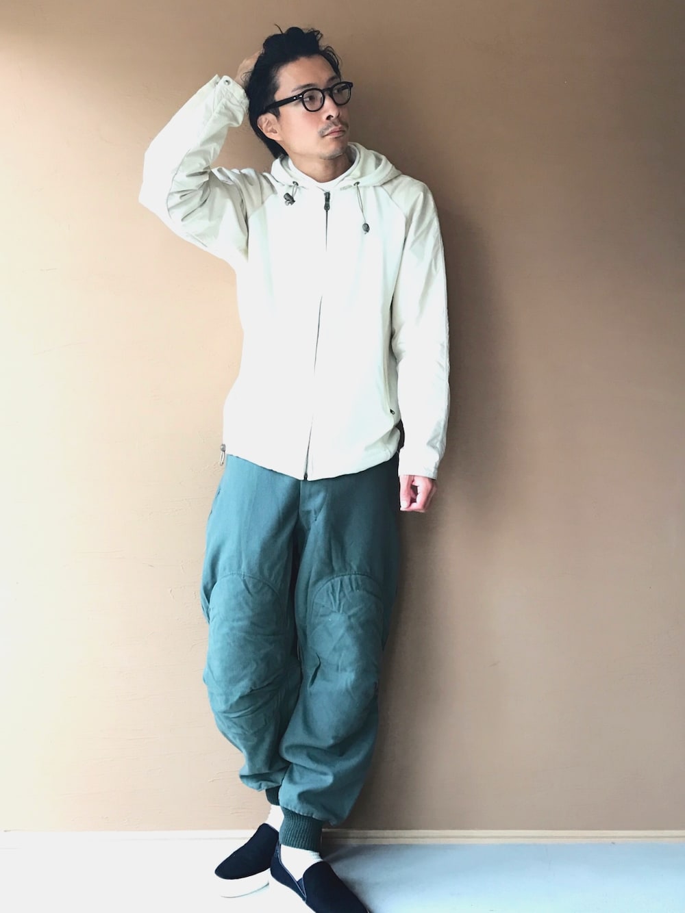 「めがね、スケータースタイル、スニーカー、パーカー、ホワイトコーデ、軍パン、古着、黒縁メガネ」｜「MIHARAYASUHIROのアイテム（ブルゾン、ホワイト系）」を使った、白川透さん（メンズ・175cm）の春コーディネートの1枚目の写真