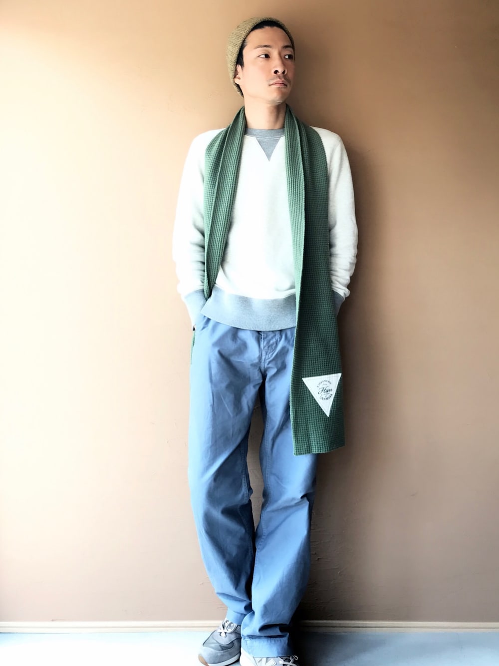 「ニット帽、カーゴパンツ、ラフ、ストリート、ootd、はるコーデ、カジュアルコーデ」｜「LOOPWHEELERのアイテム（スウェット、ホワイト系）」を使った、白川透さん（メンズ・175cm）の春コーディネートの1枚目の写真