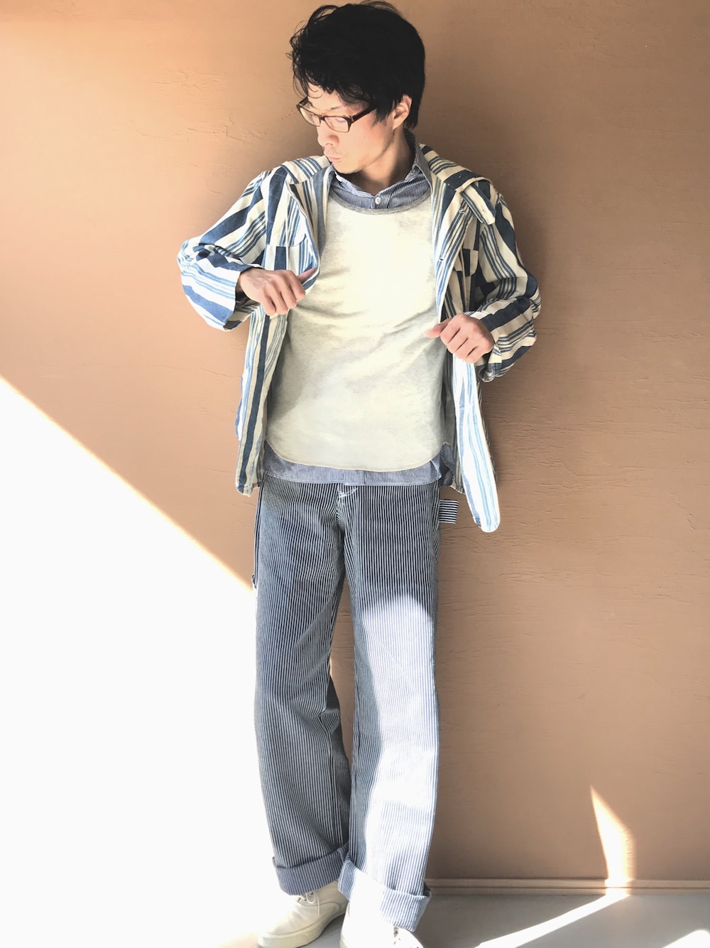 「ストライプ、ストライプパンツ、ストライプシャツ、ラインパンツ、古着、春コーデ、ワークパンツ、ワークシャツ、重ね着」｜「CONVERSEのアイテム（スニーカー、ホワイト系）」を使った、白川透さん（メンズ・175cm）の春コーディネートの1枚目の写真
