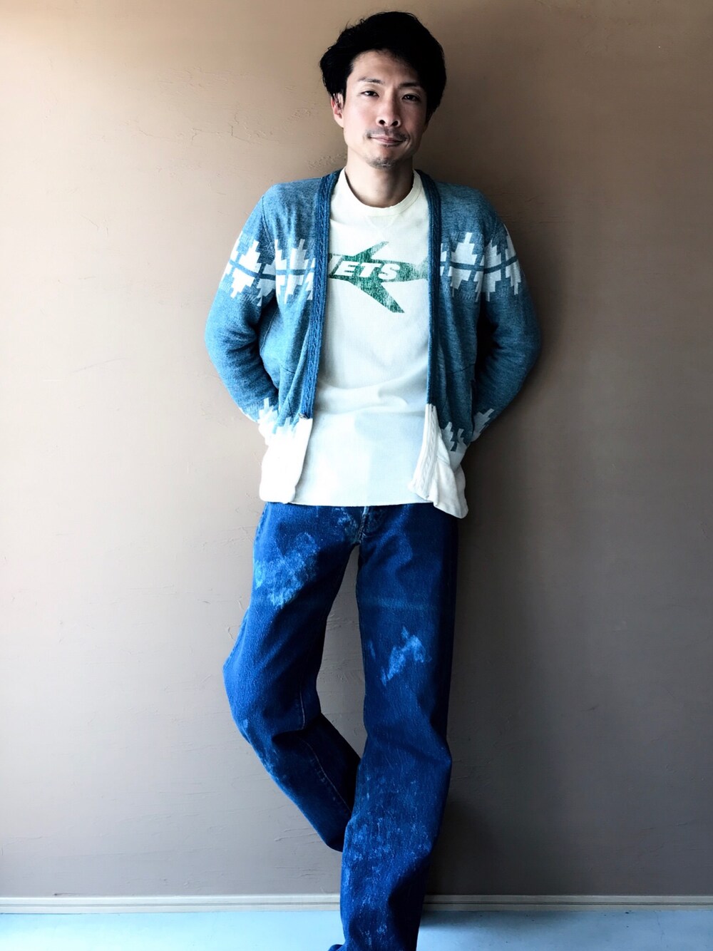 「カジュアル、サーフ、春、リーバイス、カーディガン、サーマル、ジーンズ」｜「JETのアイテム（Tシャツ/カットソー、ベージュ系）」を使った、白川透さん（メンズ・175cm）の春コーディネートの1枚目の写真