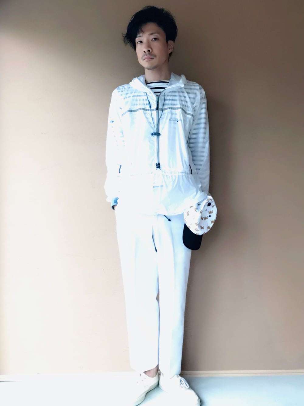 「雨の日コーデ、雨、オールホワイト、ボーダートップス、スポーツミックス、モンベル、古着、streetstyle、ootd」｜「LOOPWHEELERのアイテム（Tシャツ/カットソー、ホワイト系）」を使った、白川透さん（メンズ・175cm）の春コーディネートの1枚目の写真