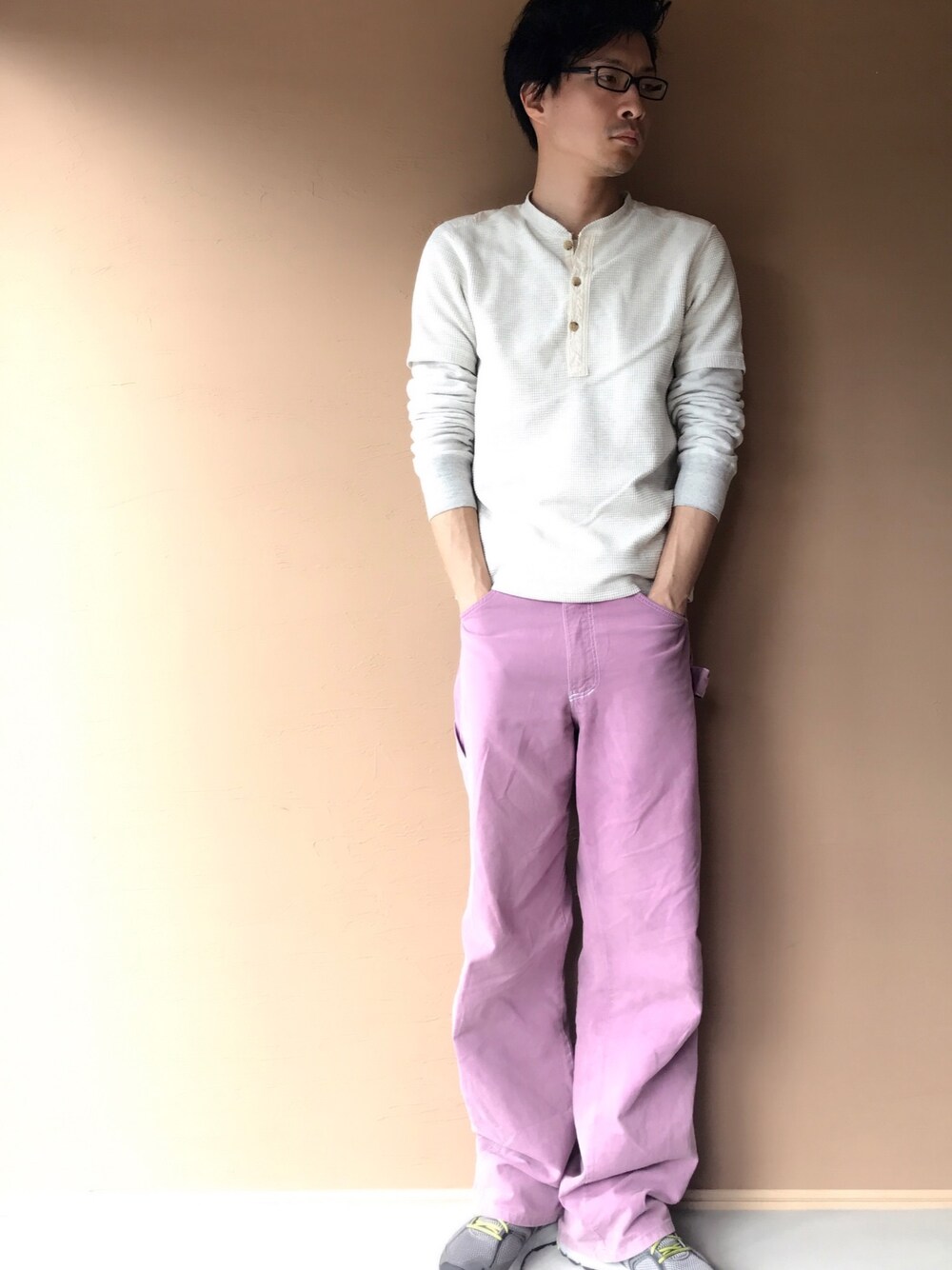 「ゆるコーデ、春、スニーカー、古着、ピンク、ピンクベージュ、ピンクコーデ、カーゴパンツ、オーバーサイズ、ootd」｜「BEAMS PLUSの∀BEAMS PLUS / サーマル ヘンリーネックTシャツ（Tシャツ/カットソー、ベージュ系）」を使った、白川透さん（メンズ・175cm）の春コーディネートの1枚目の写真