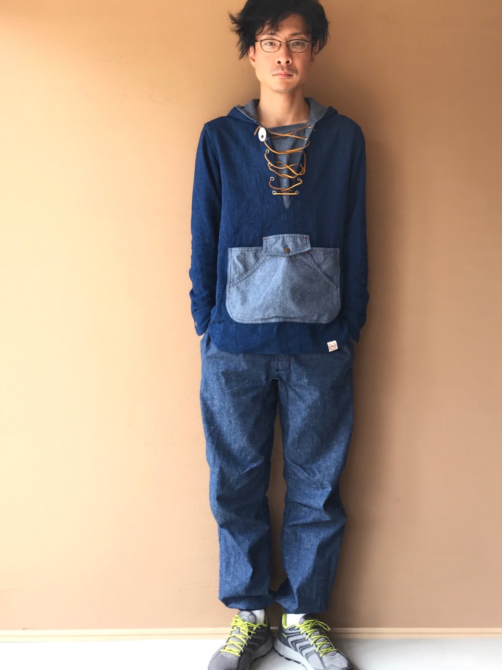 「トレーナー、ジムスタイル、春コーデ、ootd、シャンブレーパンツ、シャンブレー、めがね、アノラックパーカー」｜「BEAMS PLUSの○B+GYM PT C/H（その他パンツ、ブルー系）」を使った、白川透さん（メンズ・175cm）の春コーディネートの1枚目の写真