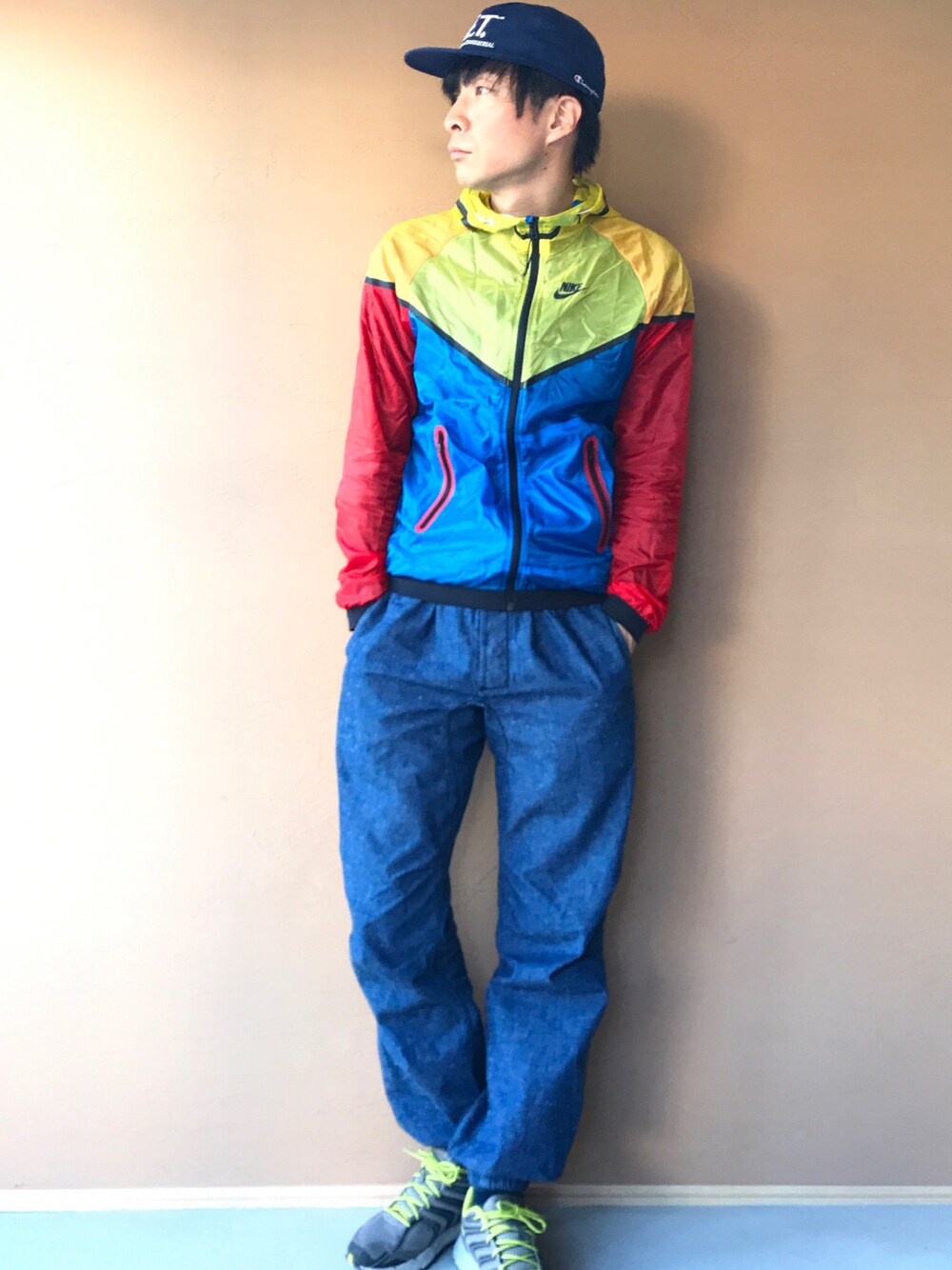 「チャンピオン、E.T.、カジュアル、スポーツミックス、ナイキ、ジム、キャップ、ootd」｜「NIKEのアイテム（ブルゾン、その他）」を使った、白川透さん（メンズ・175cm）の春コーディネートの1枚目の写真