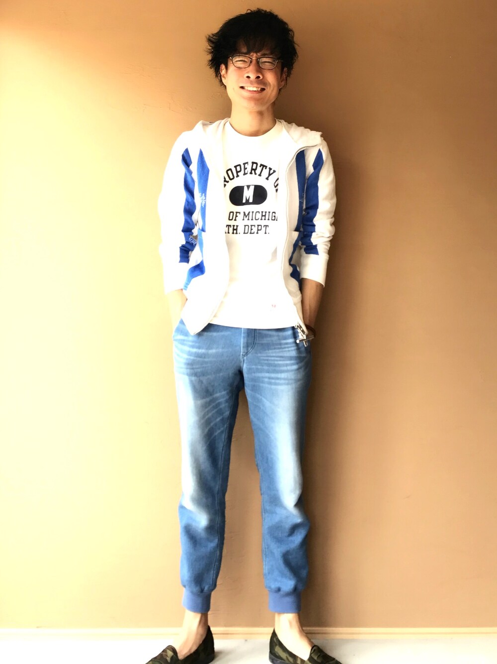 「ロングTシャツ、ロンT、パーカー、サーフ、サーフスタイル、ローファー、古着、めがね、denim、ジョガーパンツ」｜「古着のアイテム（Tシャツ/カットソー、ホワイト系）」を使った、白川透さん（メンズ・175cm）の春コーディネートの1枚目の写真