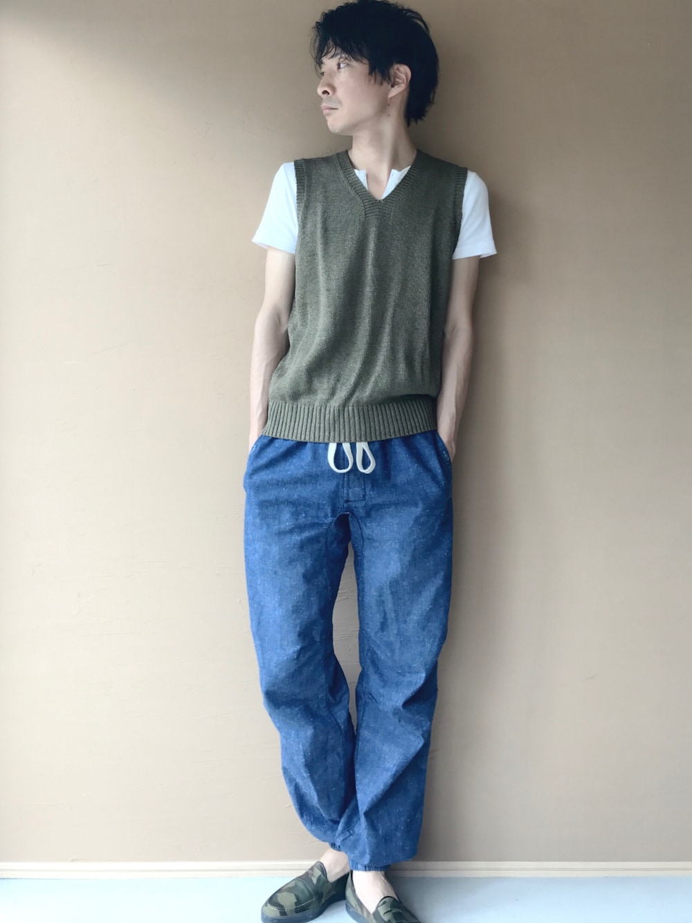 「夏、ラフ、ネイビー、イージーパンツ、ジム、ニットベスト、リネン」｜「BEAMS PLUSのBEAMS PLUS / ミリタリー ニットベスト（ベスト、グリーン系）」を使った、白川透さん（メンズ・175cm）の春コーディネートの1枚目の写真