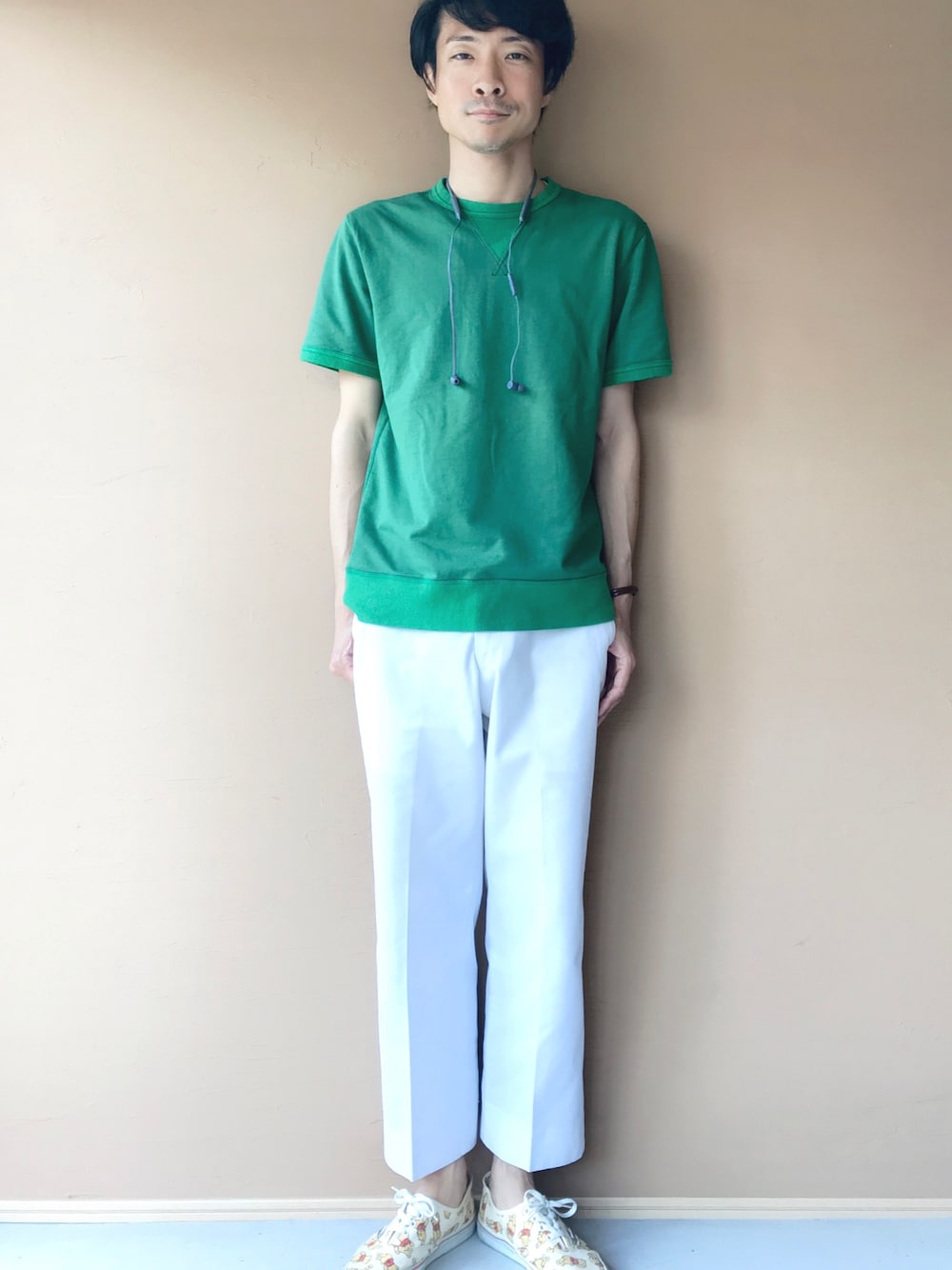 「カジュアル、夏コーデ、カジュアルコーデ、白パンツ、ホワイトパンツ、ビッグシルエット」｜「BEAMS PLUSの○BEAMS PLUS / 半袖スウェット クルーネック（スウェット、グリーン系）」を使った、白川透さん（メンズ・175cm）の春コーディネートの1枚目の写真