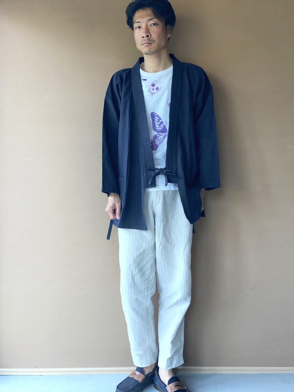 「リネン、作務衣、和装、羽織り、イージーパンツ、夏、夏コーデ、ローファー、シンプル」｜「BEAMSのアイテム（Tシャツ/カットソー、ホワイト系）」を使った、白川透さん（メンズ・175cm）の春コーディネートの1枚目の写真