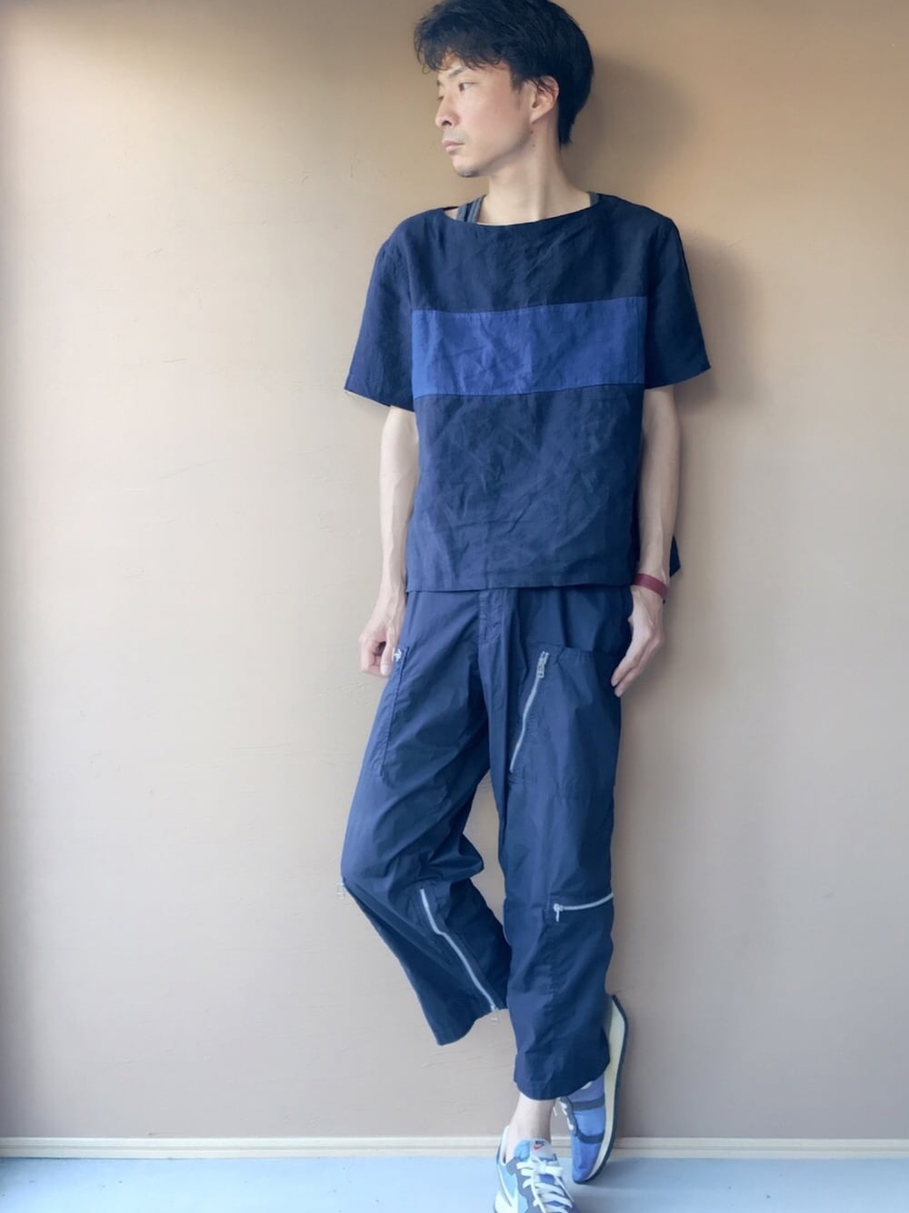 「リネンシャツ、リネン、夏、シンプル、キレイめ、オトナカジュアル」｜「MOJITOのアイテム（Tシャツ/カットソー、ブルー系）」を使った、白川透さん（メンズ・175cm）の春コーディネートの1枚目の写真