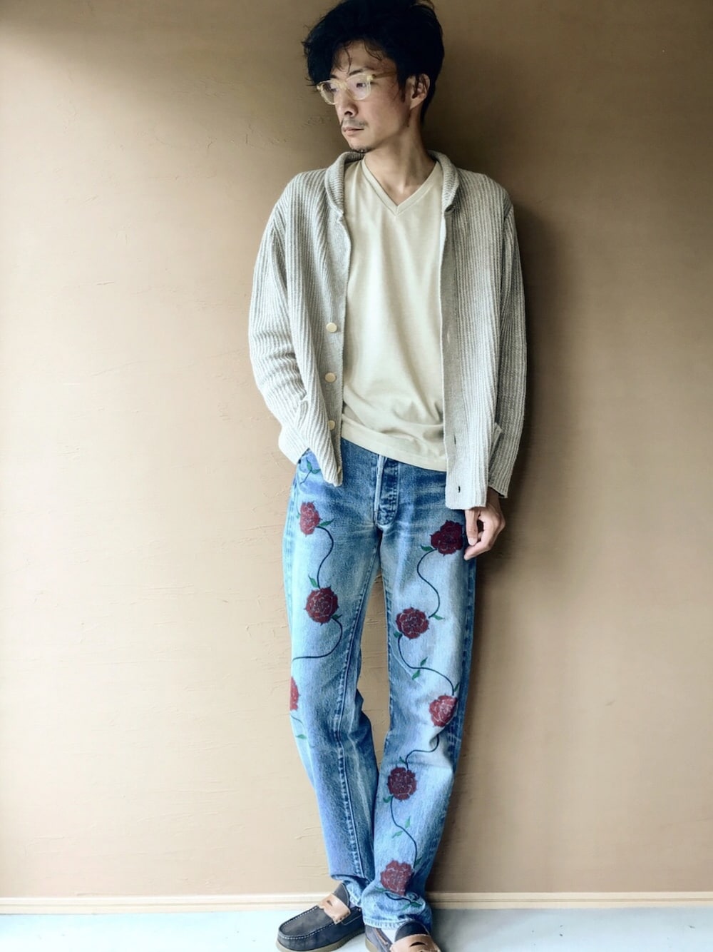 「大人カジュアル、シンプル、リネン、バラ柄、薔薇、薔薇の騎士団、めがね、メガネ男子」｜「INIS MEAINのアイテム（カーディガン/ボレロ、ベージュ系）」を使った、白川透さん（メンズ・175cm）の春コーディネートの1枚目の写真