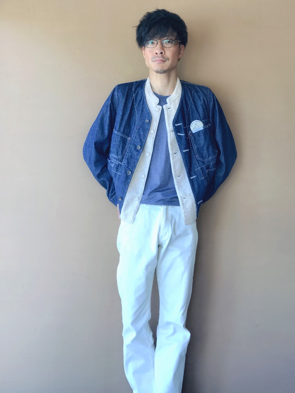 「シンプル、ゆるコーデ、ホワイトパンツ、ベスト、ベスト×シャツ、デニムジャケット、ユニクロ、めがね」｜「UNIQLOのドライカラークルーネックT（半袖）（Tシャツ/カットソー、ブルー系）」を使った、白川透さん（メンズ・175cm）の春コーディネートの1枚目の写真