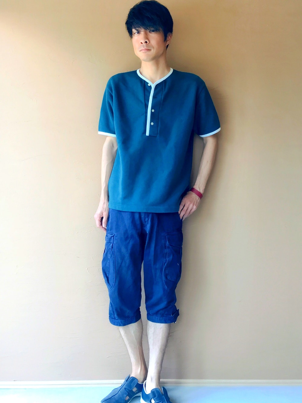 「スウェット、半袖スウェット、グリーン、ハーフパンツ、サンダル、素足、眠い顔、夏コーデ、ootd、ストリート」｜「BEAMS PLUSのBEAMS PLUS / ヘンリーネック スウェット（スウェット、グリーン系）」を使った、白川透さん（メンズ・175cm）の春コーディネートの1枚目の写真