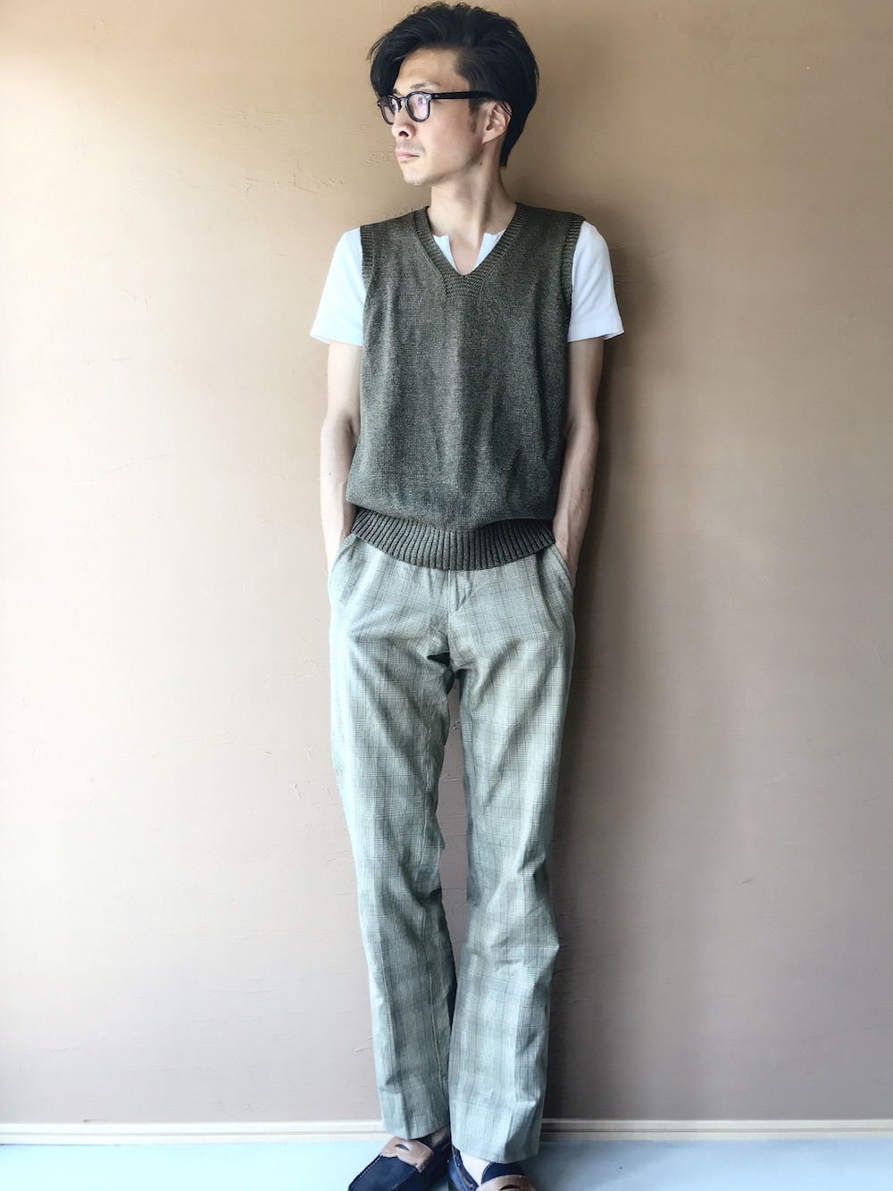 「リネン、ベスト、ニットベスト、ニットベスト×シャツ、シンプル、summer、夏」｜「BEAMS PLUSのBEAMS PLUS / ミリタリー ニットベスト（ベスト、グリーン系）」を使った、白川透さん（メンズ・175cm）の春コーディネートの1枚目の写真