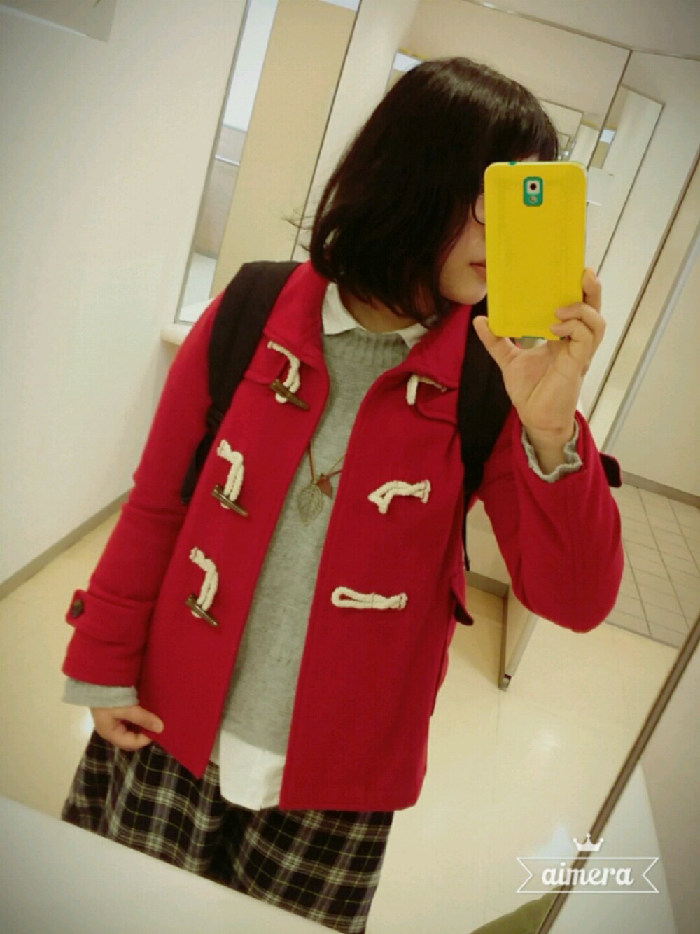 ホワイト系のシャツ/ブラウス、グレー系のニット/セーター、レッド系のジャケット/アウターを着用したレディースの冬コーディネートの1枚目の写真
