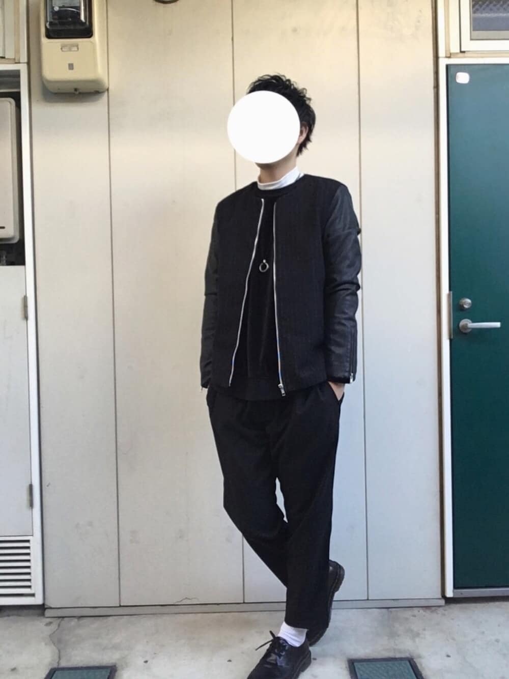 ブラック系のスタジャン、ブラック系のスウェット、ホワイト系のTシャツ/カットソーを着用したメンズの冬コーディネートの1枚目の写真