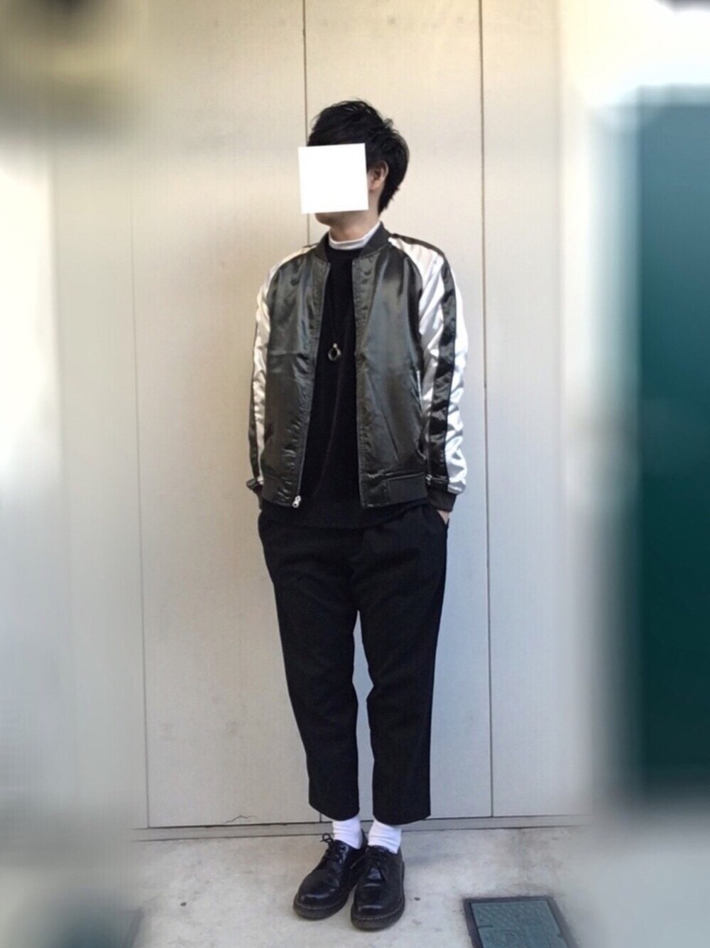 グリーン系のブルゾン、ブラック系のスウェット、ホワイト系のTシャツ/カットソーを着用したメンズの冬コーディネートの1枚目の写真