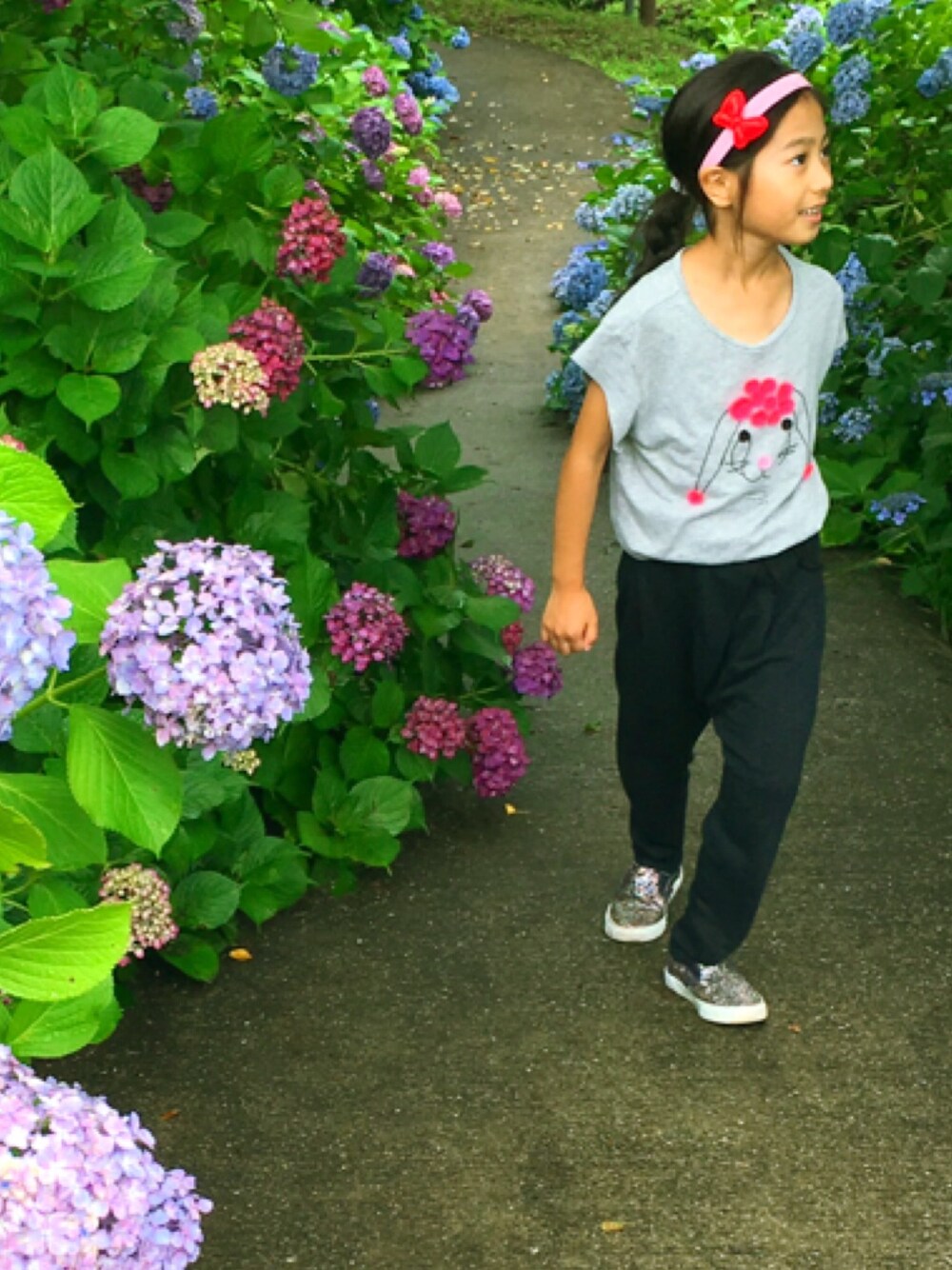 「女の子、GAP、あじさい、カチューシャ、ハッピーセット」｜「GAPのアイテム（Tシャツ/カットソー、グレー系）」を使った、Kariさん（キッズ・120cm）の夏コーディネートの1枚目の写真