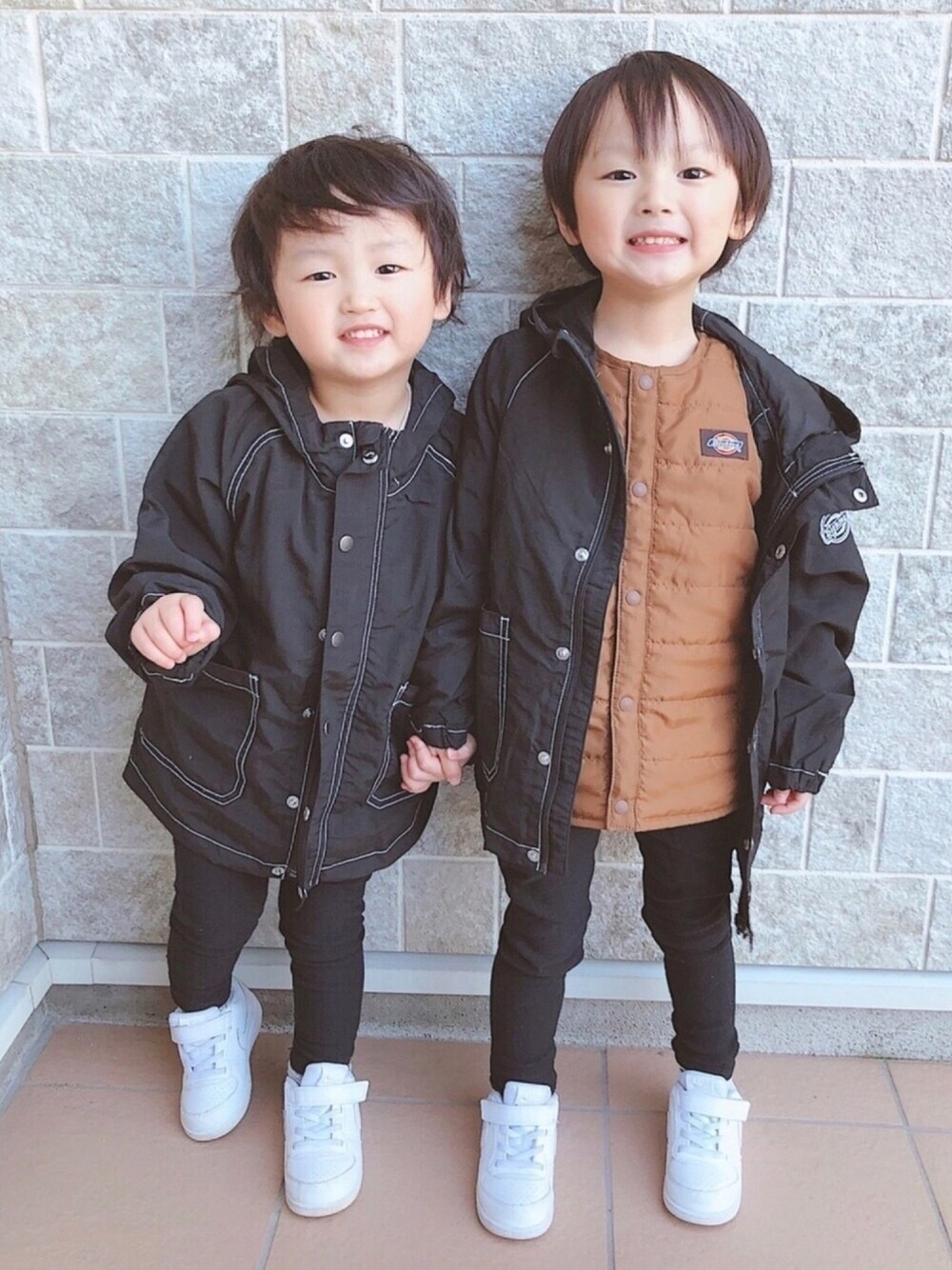 「キッズファッション、キッズコーデ、男の子コーデ、兄弟コーディネート、シンプルコーデ、リンクコーデ、公園コーデ、ブラックコーデ、4歳、ワントーンコーデ」｜「BREEZEのDICKIES(ディッキーズ) コラボ 3WAYアウター（ダウンジャケット/コート、ブラック系）」を使った、Eito_Renさん（キッズ・100cm）の春コーディネートの1枚目の写真