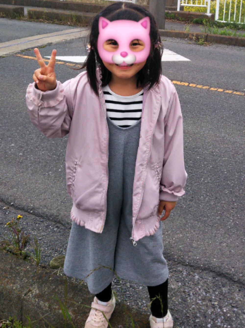 「5歳女の子」｜「Birthdayのアイテム（オールインワン・サロペット、グレー系）」を使った、msayankoさん（メンズ・170cm）の春コーディネートの1枚目の写真