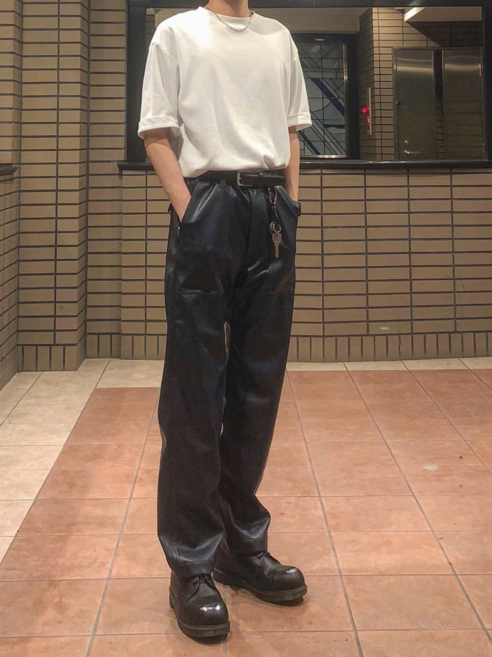 「レザー、レザーパンツ、タックイン、ドクターマーチン、オトナカジュアル、白Tシャツ、シンプル、モノトーン、ストリートコーデ、韓国ファッション」｜「UNIQLOのエアリズムコットンオーバーサイズTシャツ（5分袖）（Tシャツ/カットソー、ホワイト系）」を使った、NiSHiKOさん（メンズ・173cm）の夏コーディネートの1枚目の写真