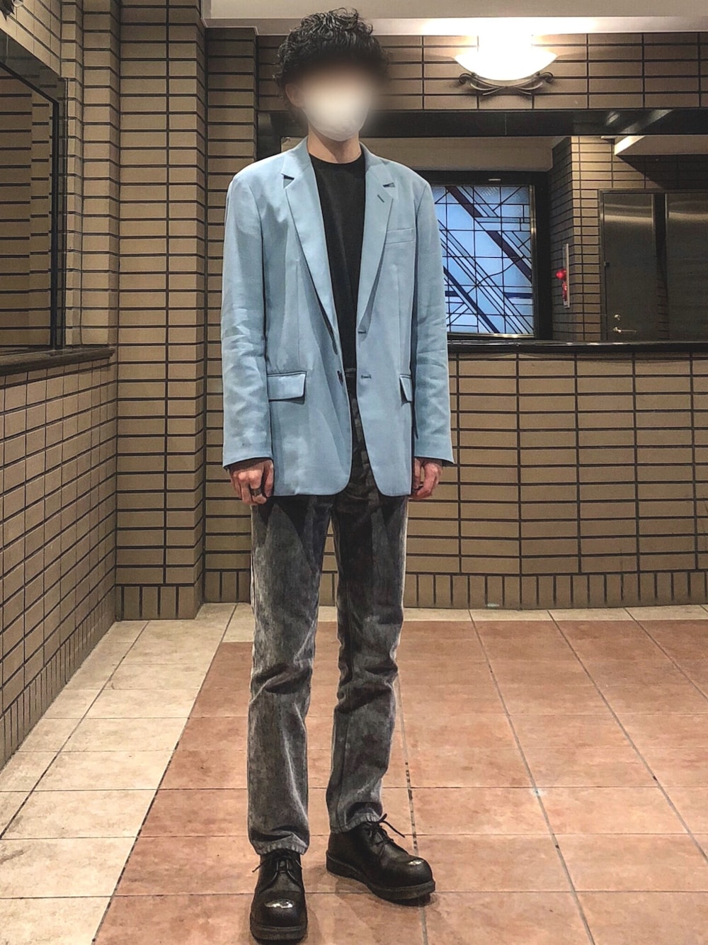 「秋コーデ、ドクターマーチン、デニムパンツ、テーラードジャケット、タックイン、モード、韓国ファッション、きれいめカジュアル、大人コーデ、水色」｜「ALLEGEのALLEGE 2B Jacket (AL20S-JK03)（テーラードジャケット、ブルー系）」を使った、NiSHiKOさん（メンズ・173cm）の秋コーディネートの1枚目の写真