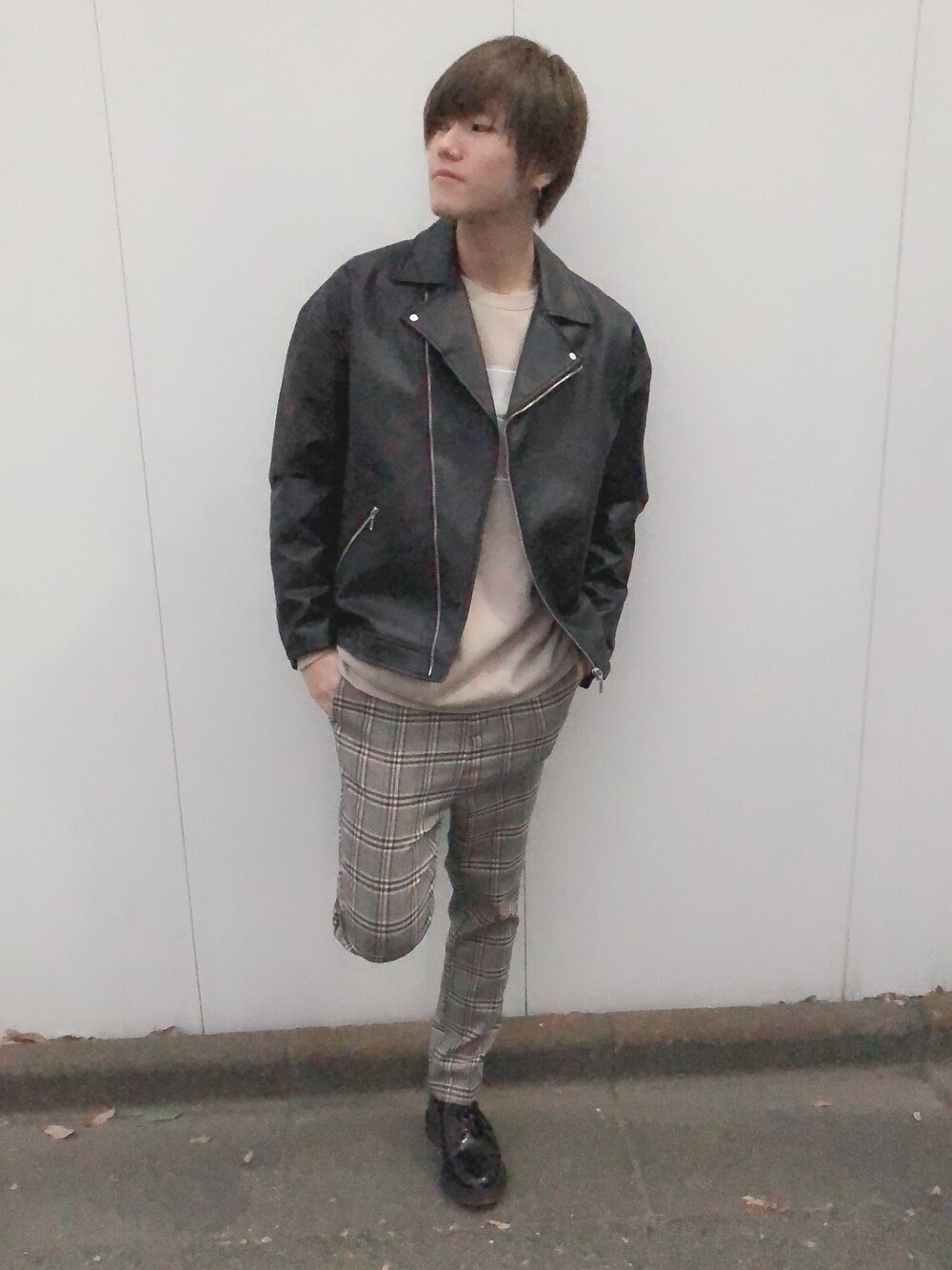 ブラック系のライダースジャケット、ベージュ系のスウェット、ベージュ系のその他パンツを着用したメンズの冬コーディネートの1枚目の写真