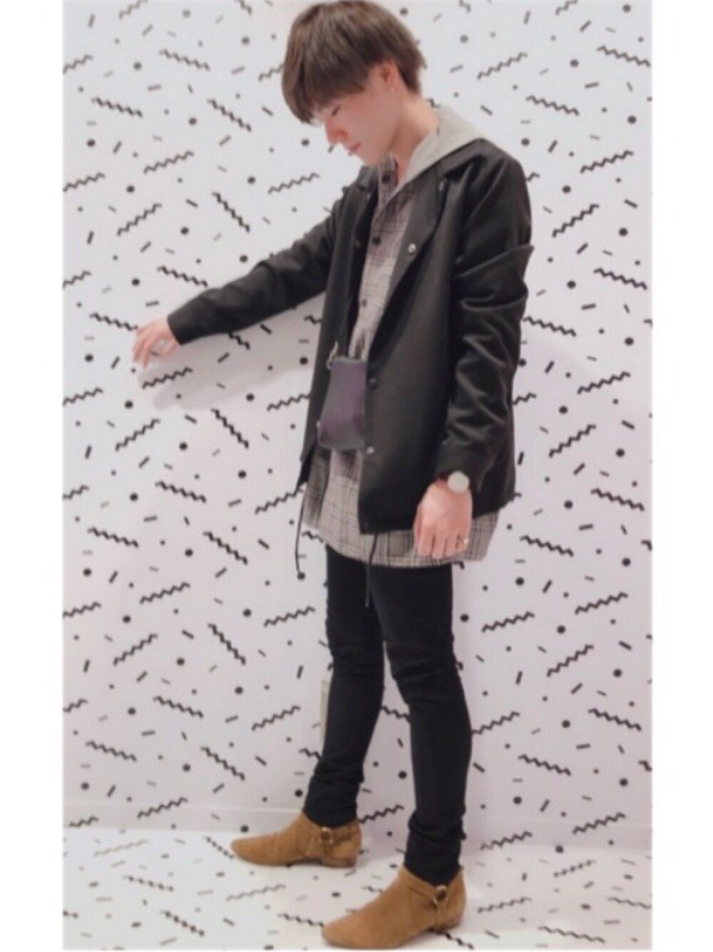 ベージュ系のシャツ/ブラウス、ブラック系のブルゾン、ブラック系のデニムパンツを着用したメンズの春コーディネートの1枚目の写真