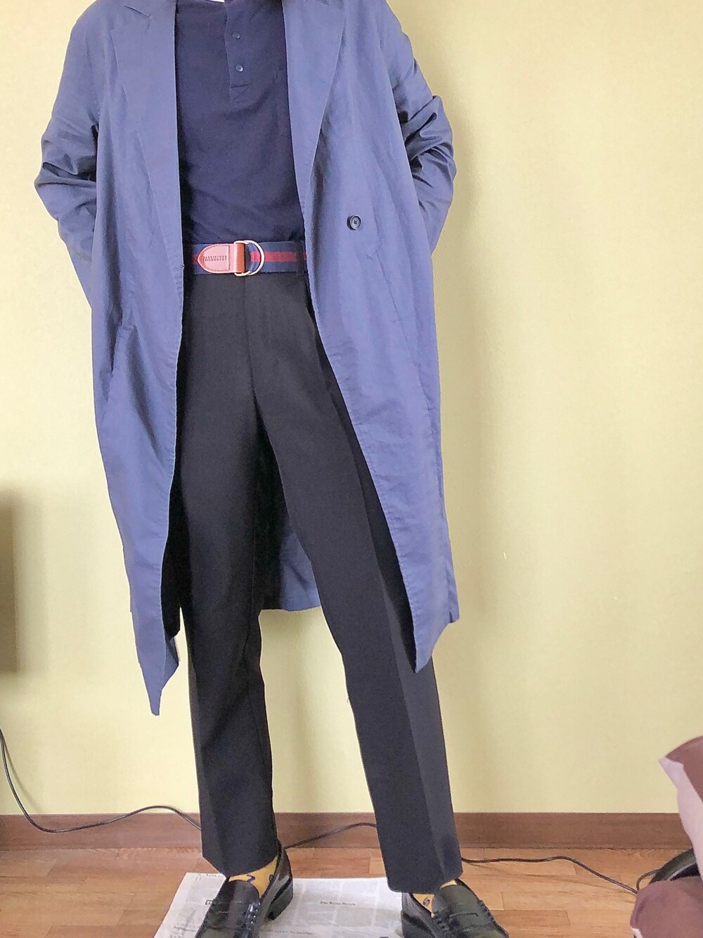 「秋のマイ旬スタイル、秋のコーデ、シンプルコーデ、スラックス、ユニクロ」｜「UNIQLOのアイテム（トレンチコート、ブルー系）」を使った、REoNさん（メンズ・168cm）の秋コーディネートの1枚目の写真