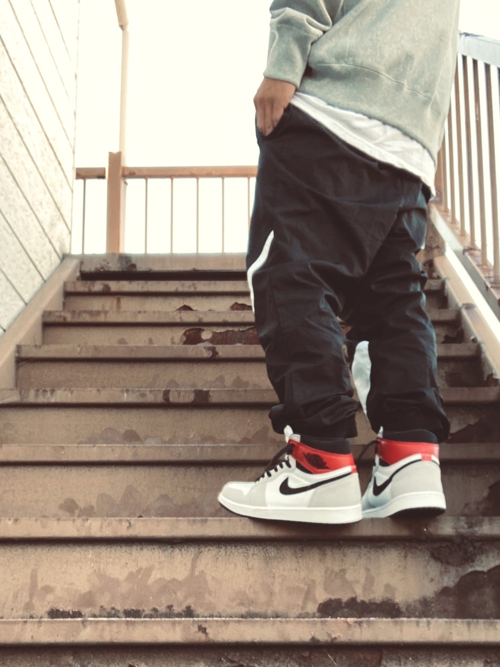 「スニーカーコーデ、ストリート、NIKE、aj1、ウーブンパンツ、FTC、リラックススタイル、street」｜「NIKEのNIKE / ウ―ブン パンツ（その他パンツ、ブラック系）」を使った、Kokiさん（メンズ・172cm）の秋コーディネートの1枚目の写真