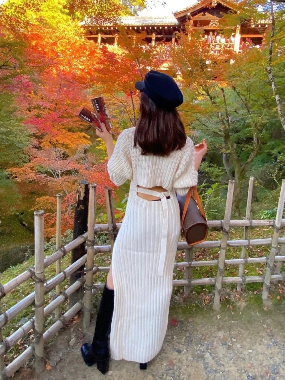 「京都、紅葉、秋冬コーデ、冬コーデ、ニットワンピース、Rosarymoon」｜「AZUL by moussyのメルトン風キャスケット（キャスケット、ブラック系）」を使った、kasumiさん（レディース・151cm）の秋コーディネートの1枚目の写真