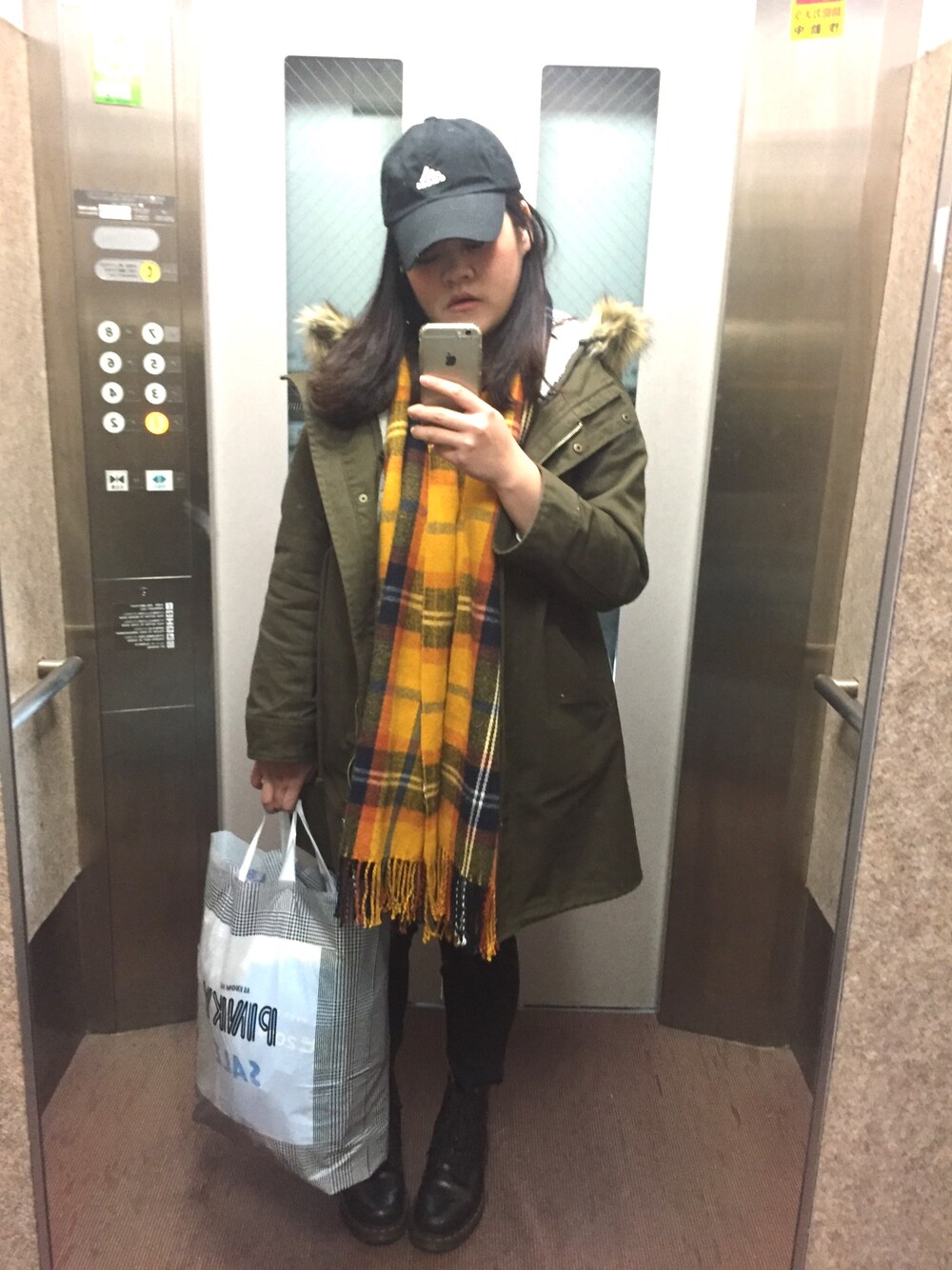 「シンプル、カジュアル、冬コーデ、低身長コーデ、お洒落さんとつながりたい、ootd、outfit、着回しコーデ、フユコーデ」｜「LOWRYS FARMのアイテム（マフラー、オレンジ系）」を使った、Zoe Huangさん（レディース・162cm）の冬コーディネートの1枚目の写真