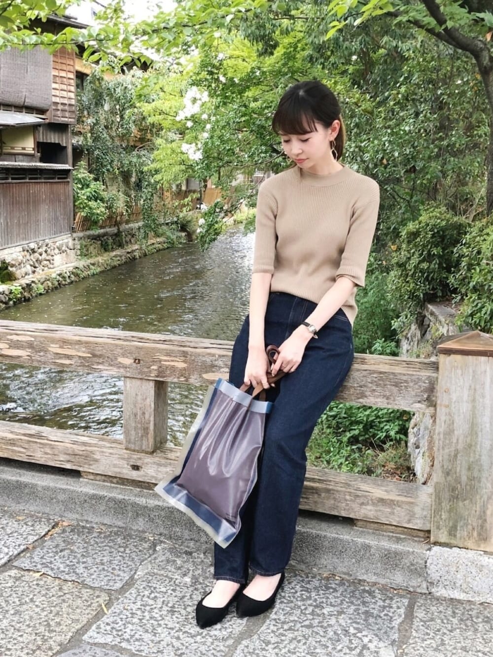 「IENA、CLANE、トートバッグ、サマーニット、デニムパンツ、フラットシューズ、カジュアルコーデ、オトナカジュアル、夏コーデ、シンプルコーデ」｜「SLOBE IENAのCLANE ハイネックリブニットトップス◆（ニット/セーター、ベージュ系）」を使った、hareko(はれこ)さん（レディース・165cm）の夏コーディネートの1枚目の写真