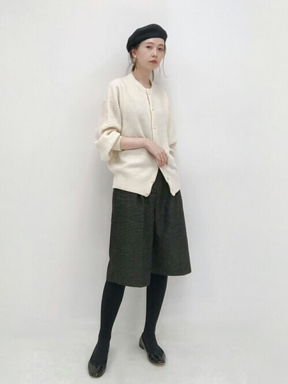 ホワイト系のカーディガン/ボレロを着用したレディースの秋コーディネートの1枚目の写真