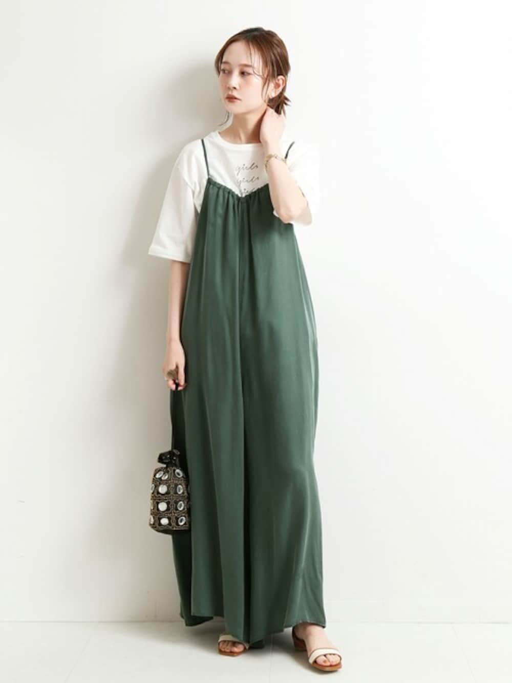 「カジュアル、シンプル、夏、サロペット、Tシャツ、大人カジュアル、シンプルコーデ、夏コーデ、カジュアルコーデ、SLOBE IENA」｜「SLOBE IENAのフィブリルサテンキャミサロペット【手洗い可能】◆（サロペット/オーバーオール、グリーン系）」を使った、hareko(はれこ)さん（レディース・165cm）の春コーディネートの1枚目の写真