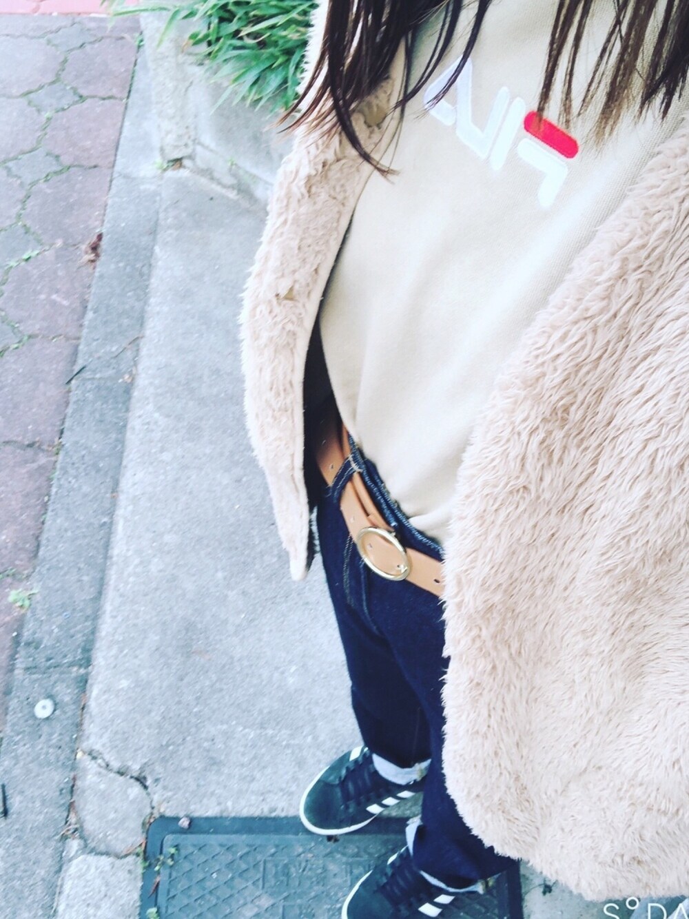 「シンプル、カジュアル、デニム、スウェット、ラフコーデ」｜「FILAの【FILA】センターワンポイント刺繍クルースウェット（スウェット、ベージュ系）」を使った、ゆーさん（レディース・158cm）の冬コーディネートの1枚目の写真
