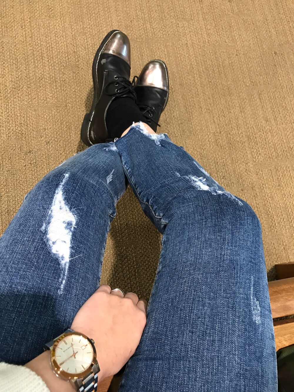 ブラック系のシューズ、ブルー系のデニムパンツ、ブラック系のソックス/靴下を着用したレディースの冬コーディネートの1枚目の写真