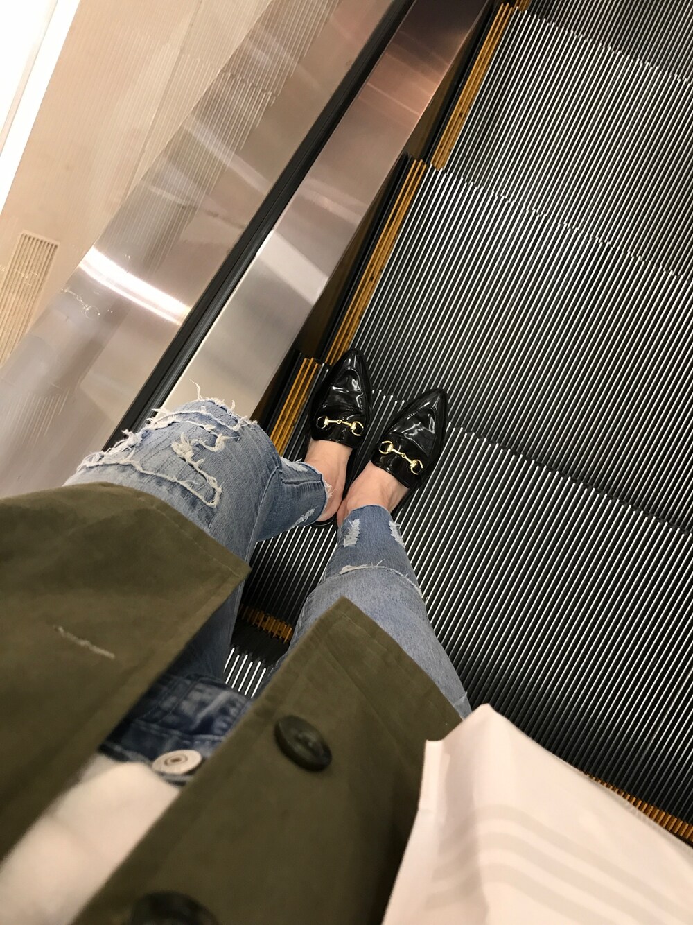 ブラック系のシューズ、ブルー系のデニムパンツ、ホワイト系のTシャツ/カットソーを着用したレディースの冬コーディネートの1枚目の写真