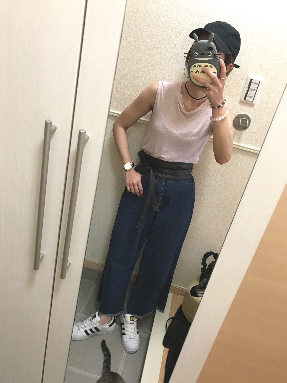 「カジュアルコーデ、ラフ、タンクトップ、ピンク、サッシュベルト、ワイドデニム、スニーカー、スーパースター、キャップ、沖縄」｜「OZOCのアイテム（タンクトップ、ピンク系）」を使った、 は  なさん（レディース・156cm）の夏コーディネートの1枚目の写真
