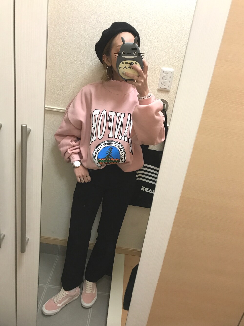 「シンプルコーデ、韓国ファッション、オーバーサイズ、スウェット、ベレー帽、おしゃれさんと繋がりたい、沖縄」｜「SHOO・LA・RUEのぽこぽこベレー帽（ハンチング/ベレー帽、ホワイト系）」を使った、 は  なさん（レディース・156cm）の冬コーディネートの1枚目の写真