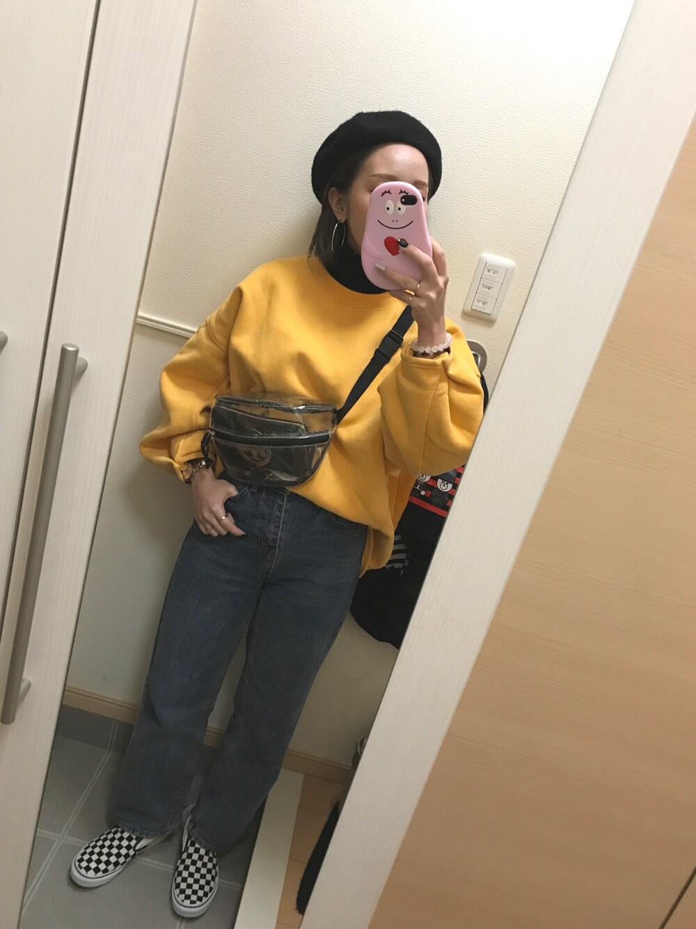 「カジュアルコーデ、スウェット、イエロー、デニム、ハイウエスト、Chuu、韓国ファッション、おしゃれさんと繋がりたい、沖縄」｜「SHOO・LA・RUEのぽこぽこベレー帽（ハンチング/ベレー帽、ホワイト系）」を使った、 は  なさん（レディース・156cm）の冬コーディネートの1枚目の写真