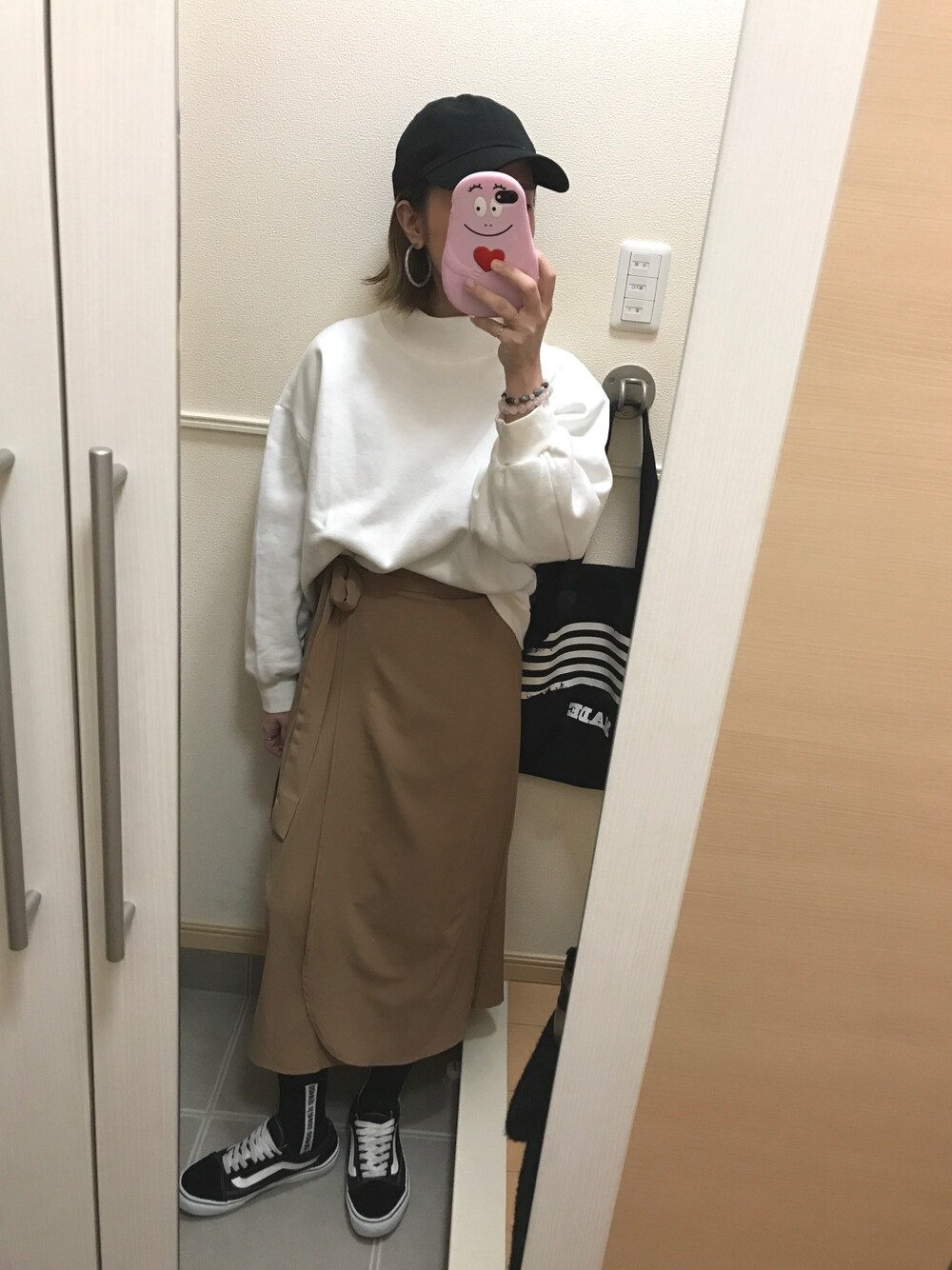 「シンプル、カジュアル、スカート、ラップスカート、ストリート、ラインソックス、VANS、おしゃれさんと繋がりたい、沖縄」｜「newhattanのNEW HATTAN ウォッシュドツイルCAP　STONEWASH　LGS（キャップ、ブラック系）」を使った、 は  なさん（レディース・156cm）の冬コーディネートの1枚目の写真