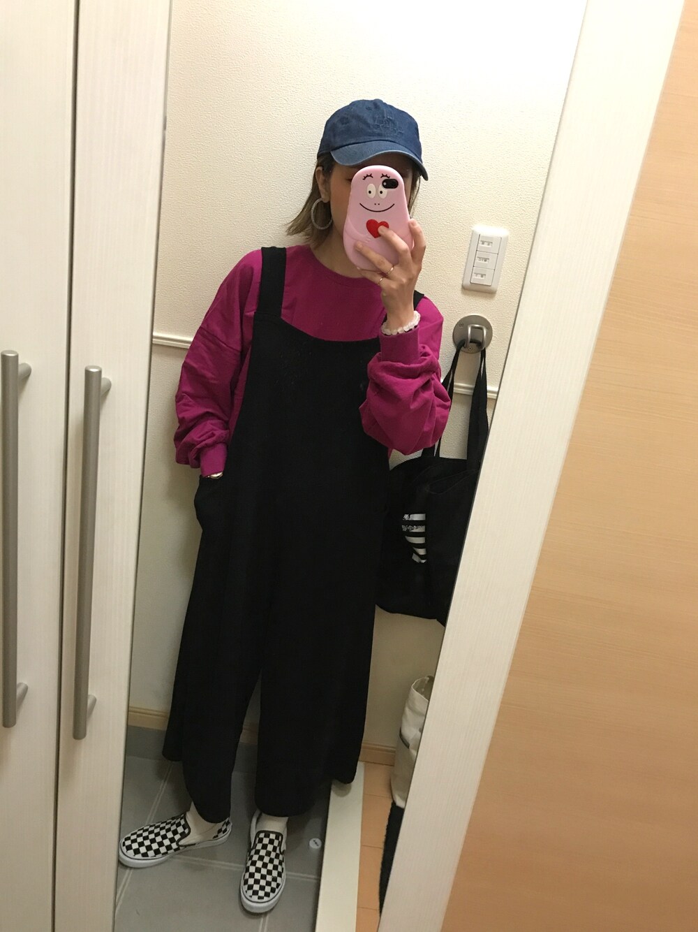 「シンプルコーデ、カジュアル、韓国ファッション、オールインワン、ピンク、ピンク×ブラック、VANS、おしゃれさんと繋がりたい、沖縄」｜「luvluvmeのアイテム（スウェット、ピンク系）」を使った、 は  なさん（レディース・156cm）の冬コーディネートの1枚目の写真