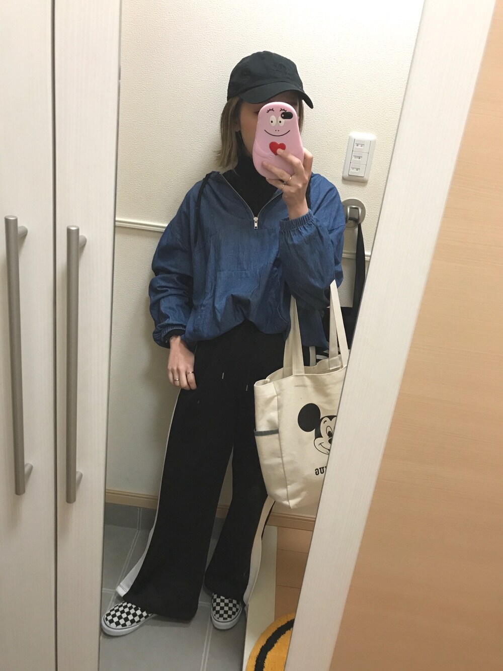 「カジュアル、シンプル、ラフ、デニム、ラインパンツ、キャップ、VANS、おしゃれさんと繋がりたい、沖縄」｜「Roseriのアイテム（Tシャツ/カットソー、ブルー系）」を使った、 は  なさん（レディース・156cm）の冬コーディネートの1枚目の写真