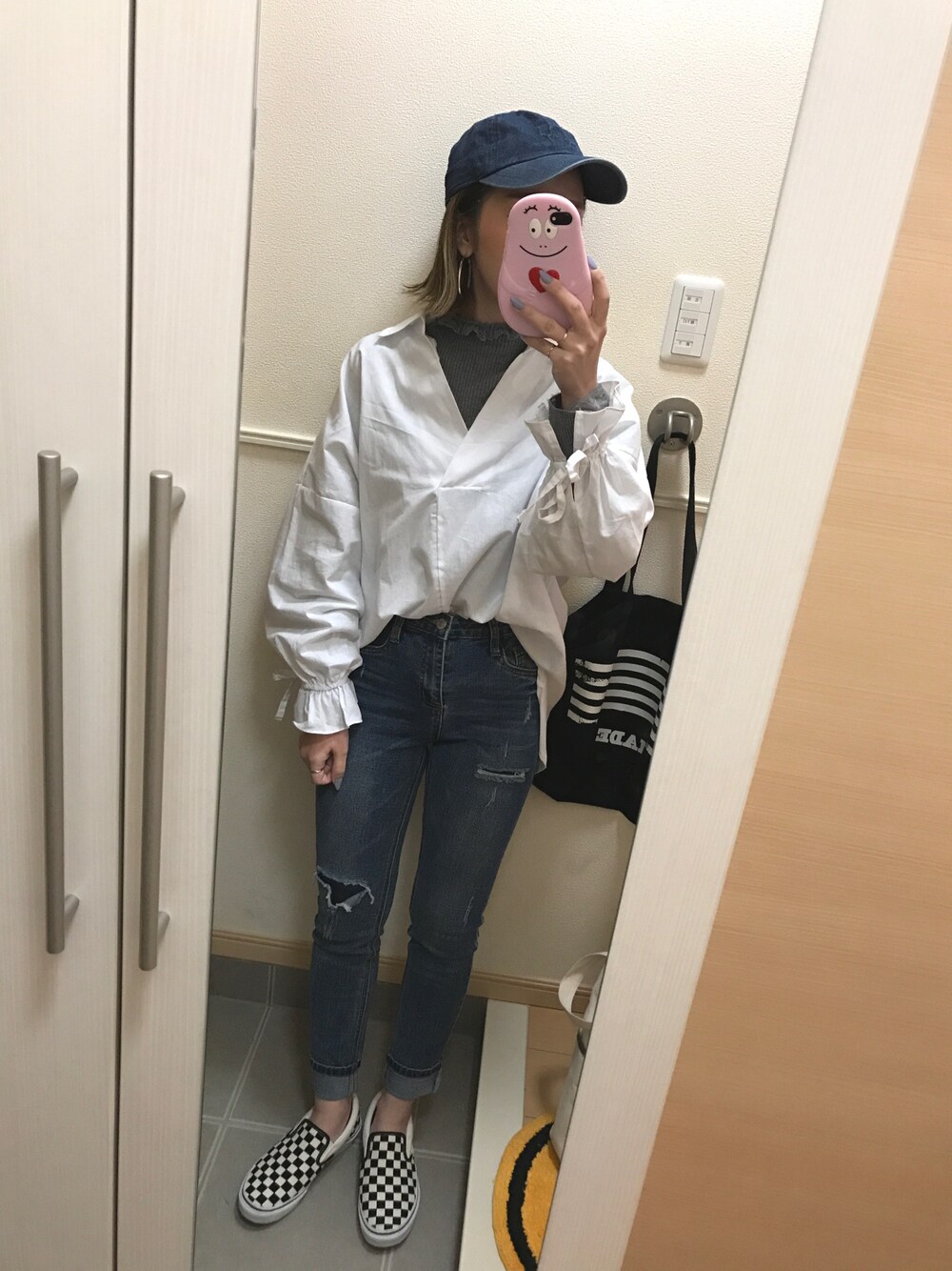 「シンプルコーデ、カジュアルコーデ、シャツスタイル、ハイネック、ハイウエスト、スキニーデニム、VANS、おしゃれさんと繋がりたい、沖縄」｜「Roseriのアイテム（キャップ、ブラック系）」を使った、 は  なさん（レディース・156cm）の冬コーディネートの1枚目の写真