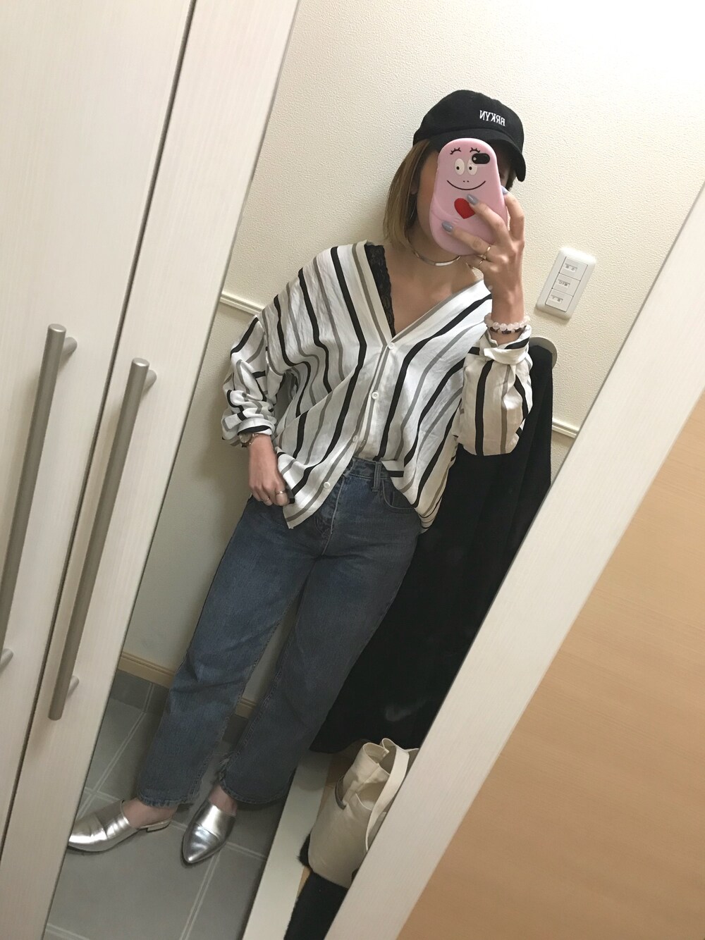 「カジュアル、オトナカジュアル、春、シャツスタイル、デニム、ハイウエスト、Chuu、バブーシュ、メタリック、おしゃれさんと繋がりたい」｜「Roseriのアイテム（キャップ、ブラック系）」を使った、 は  なさん（レディース・156cm）の春コーディネートの1枚目の写真