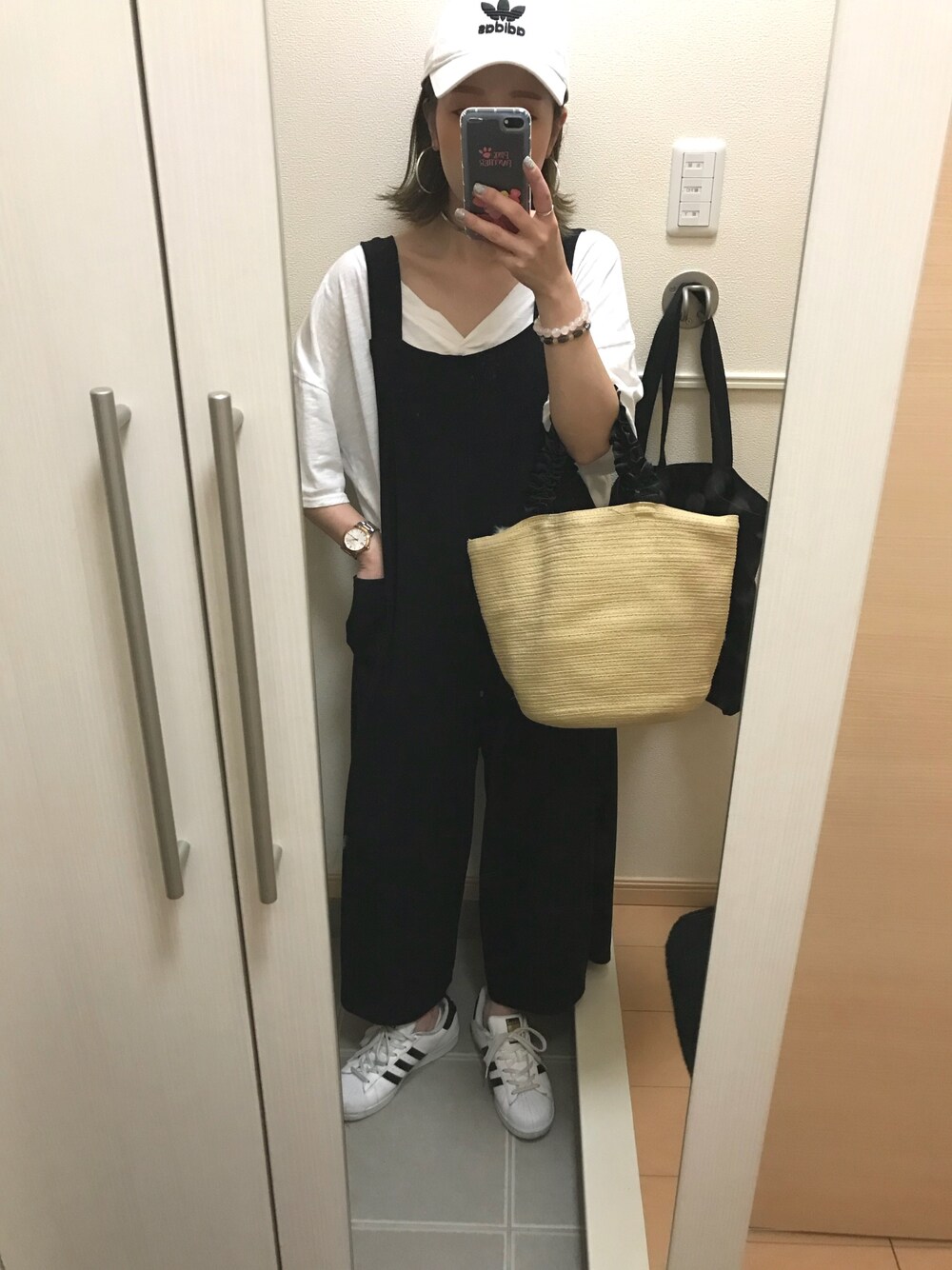「シンプル、カジュアル、ラクチンコーデ、サロペット、キャップ、adidas、おしゃれさんと繋がりたい、沖縄」｜「adidasの【adidas】CAP◆（キャップ、ホワイト系）」を使った、 は  なさん（レディース・156cm）の春コーディネートの1枚目の写真